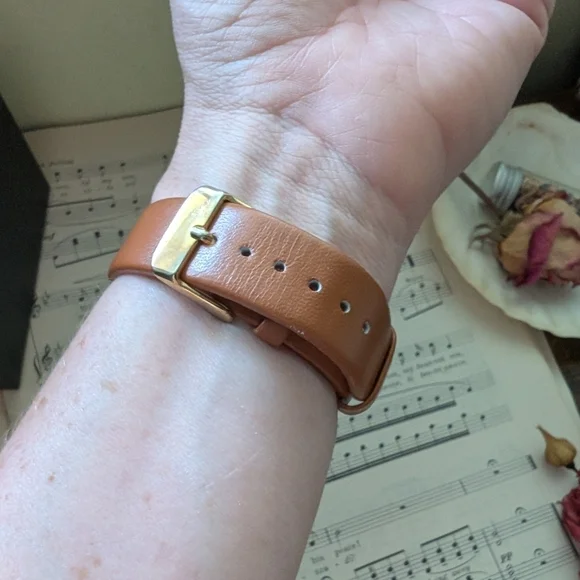 Brown Leather Strap Quartz Watch - Picture 11 of 11